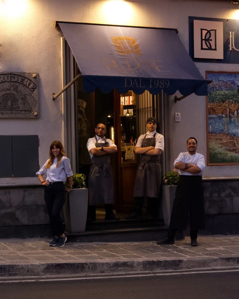 Il Rudere — lo staff davanti al ristorante